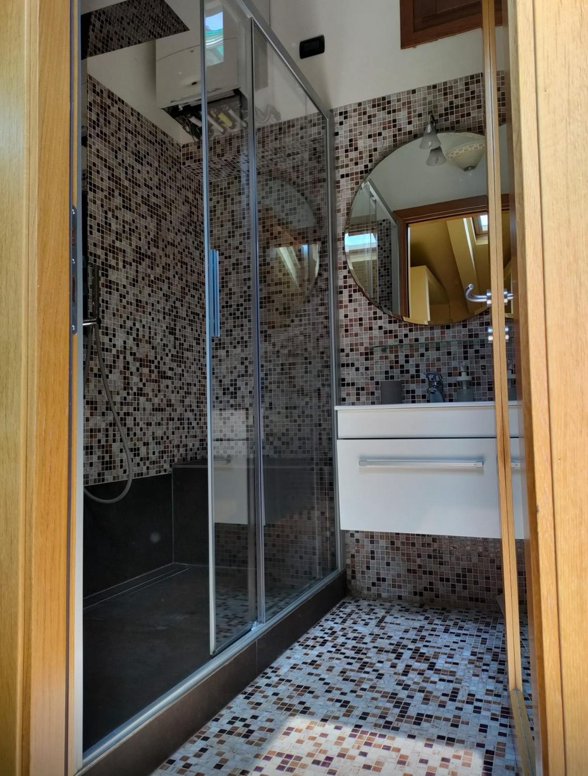 Box doccia e lavabo perfettamente igienizzati
